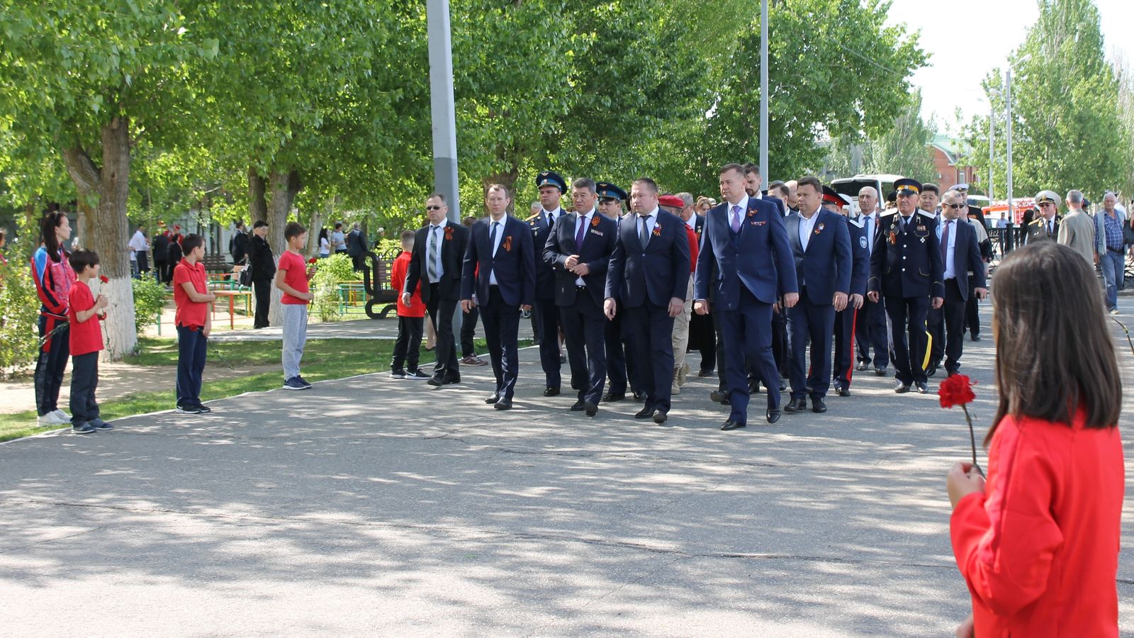 Спортсмены и воспитанники ЦСКА/Ростов-на-Дону приняли участие в церемонии возложения венков и цветов к мемориалам Воинской Славы