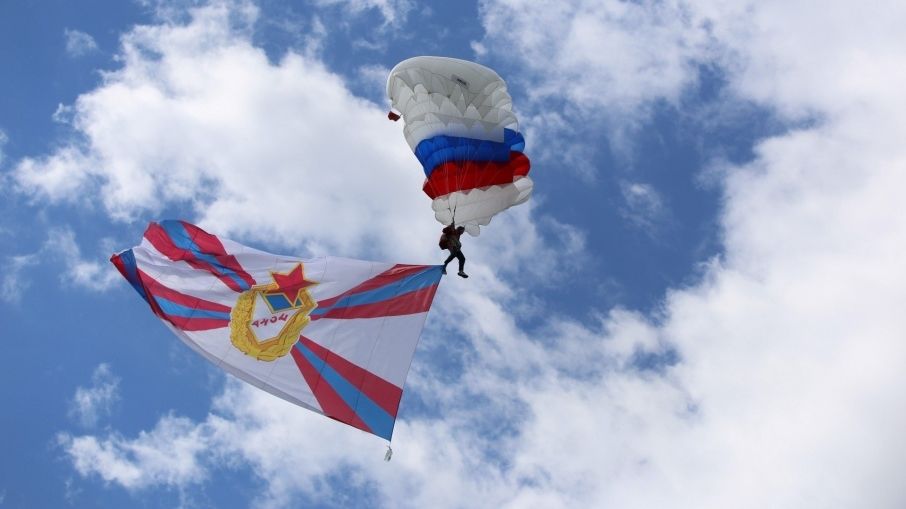 Парашютисты ЦСКА поздравили Валентину Терешкову с 55-летием первого полета в космос