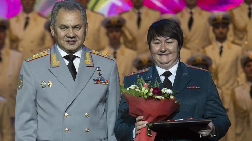 Министр обороны вручил погоны подполковника  Елене Вяльбе и Светлане Ишмуратовой