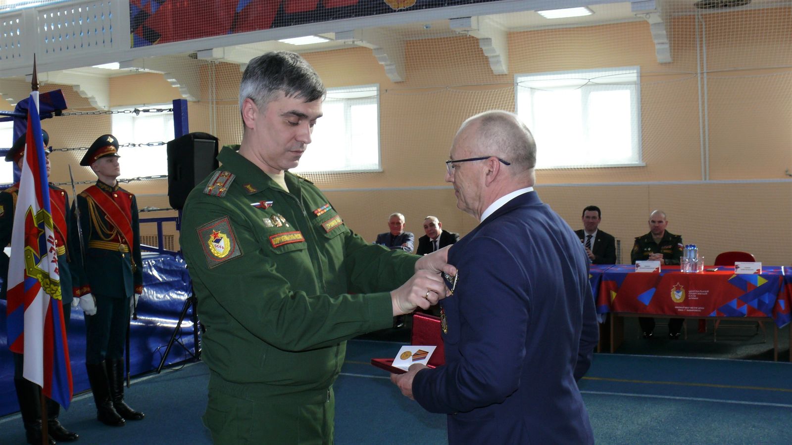 Начальник ЦСКА Артем Громов вручил начальнику филиала ЦСКА/Хабаровск Александру Смиренникову знак «Заслуженный работник физической культуры РФ»