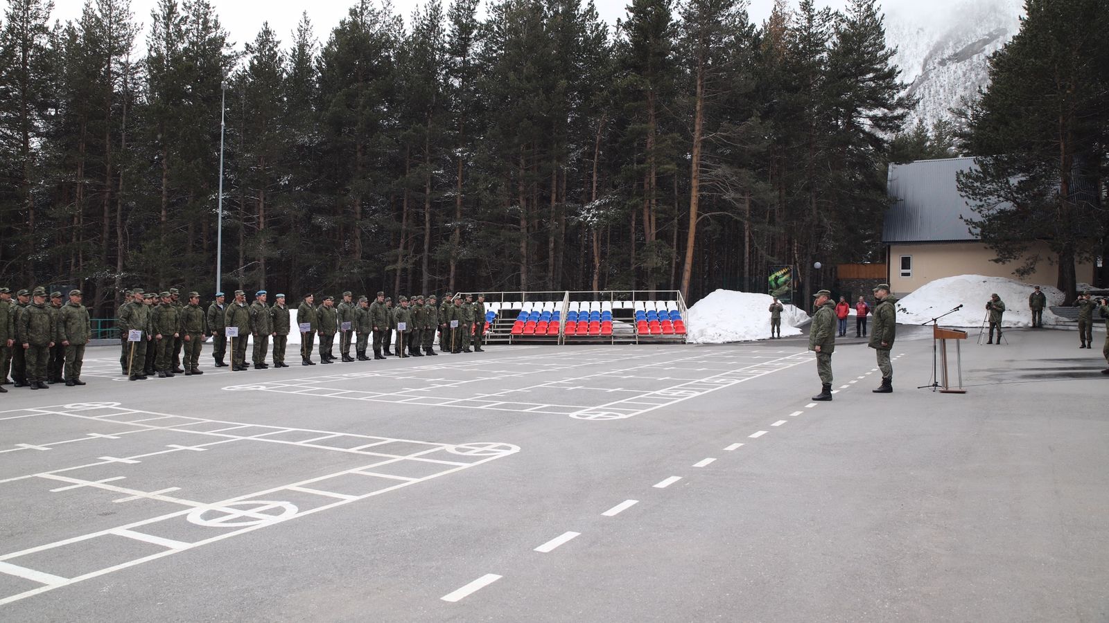 В Терсколе стартовал чемпионат ВС РФ по зимнему горному троеборью