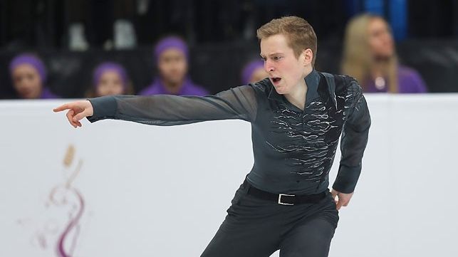 Армейский фигурист Александр Самарин показал второй результат в короткой программе на турнире в Шанхае