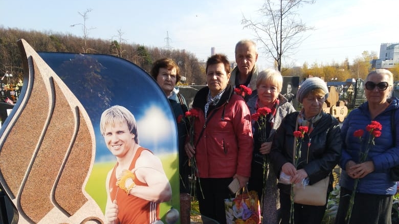 Ветераны спорта ЦСКА приняли участие в открытии памятника Сергею Литвинову на Троекуровском кладбище