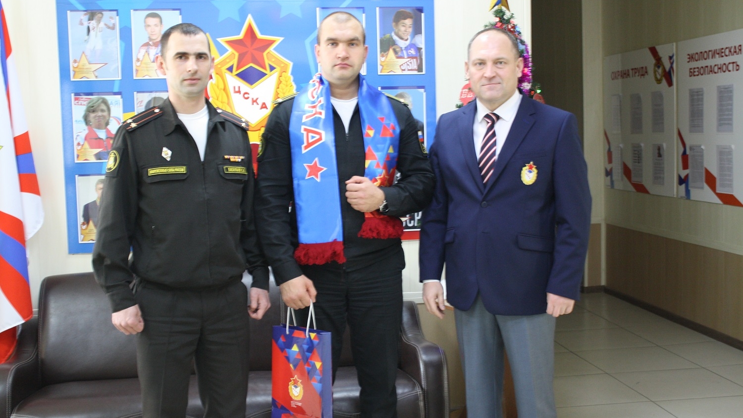 На базе ЦСКА во Владивостоке прошел турнир по жиму штанги