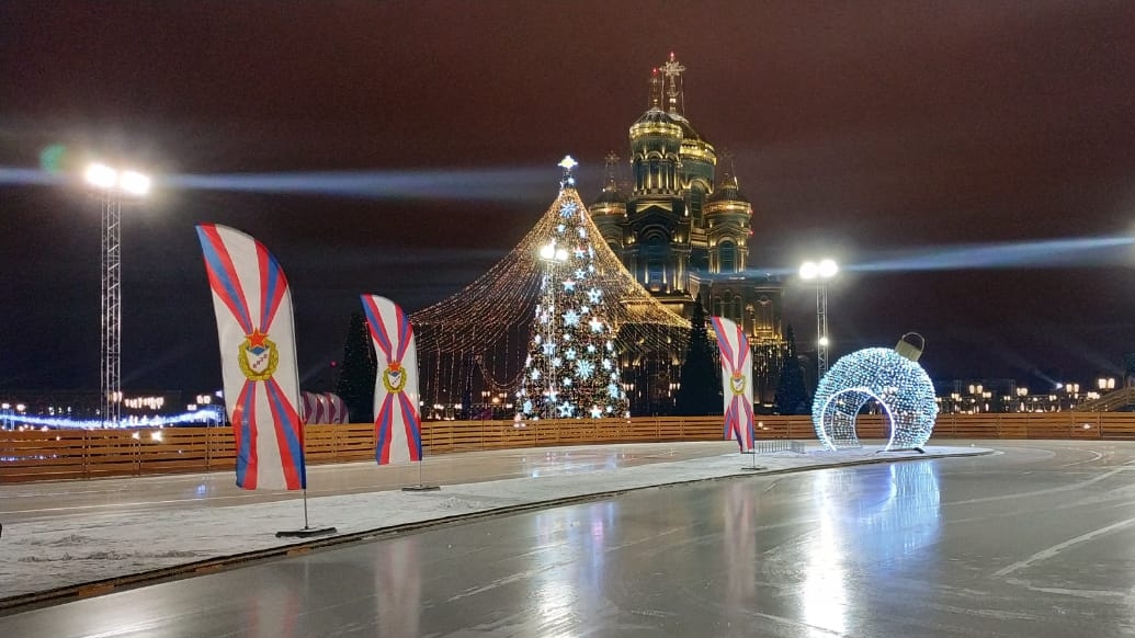 Министр обороны РФ открыл каток на соборной площади у Главного храма ВС РФ