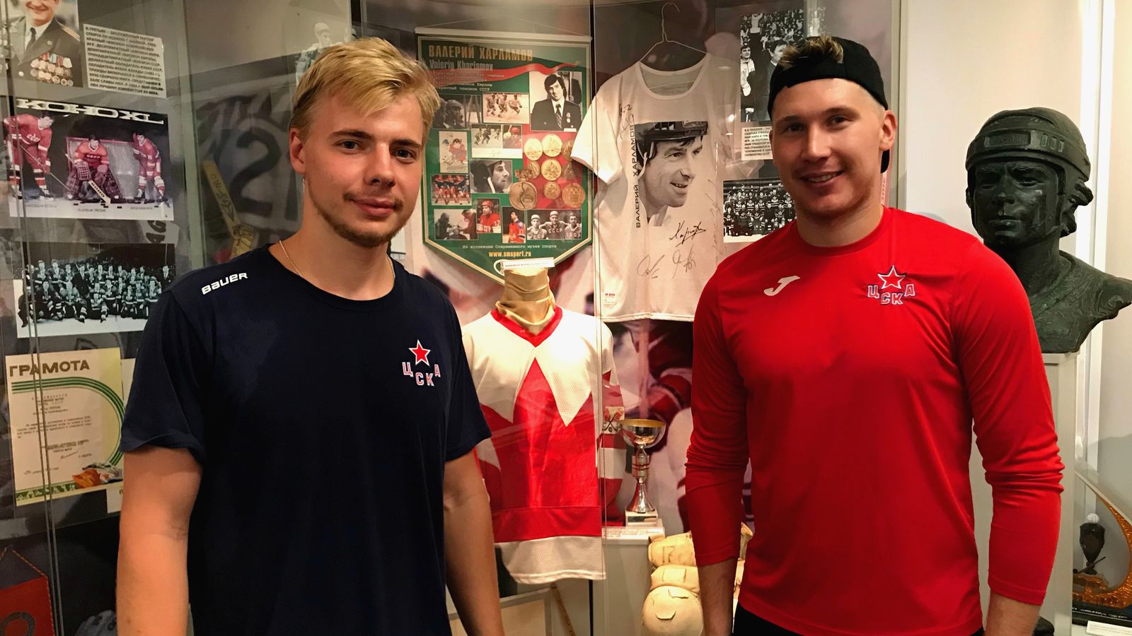 Хоккеисты армейского Клуба Роман Любимов и Кирилл Воробьев посетили Музей спортивной славы ЦСКА
