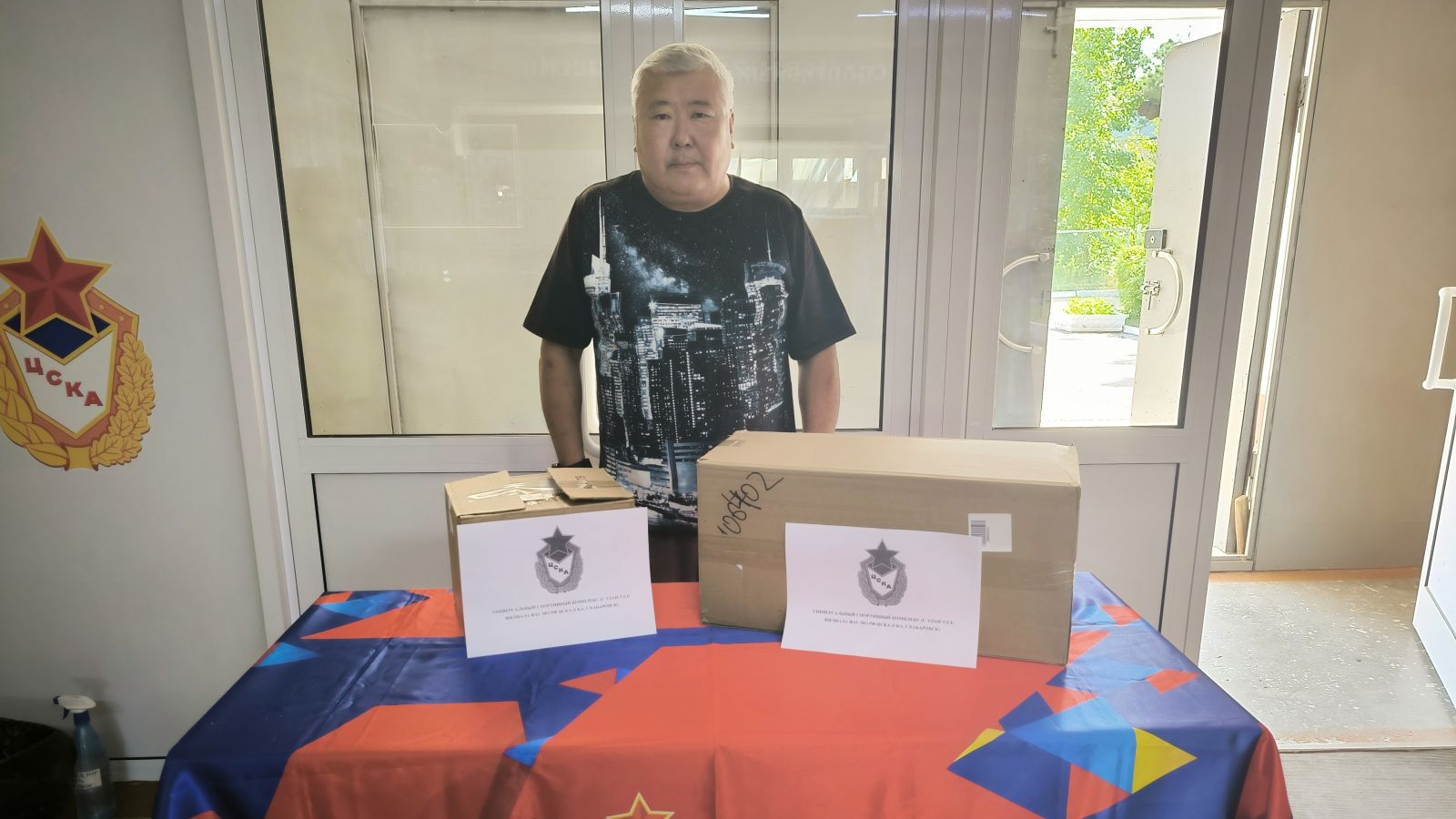 В СПОРТКОМПЛЕКСЕ ХАБАРОВСКОГО ФИЛИАЛА ЦСКА СОБРАЛИ ПЕРЕВЯЗОЧНЫЙ МАТЕРИАЛ ДЛЯ ОТПРАВКИ В ЗОНУ ПРОВЕДЕНИЯ СВО