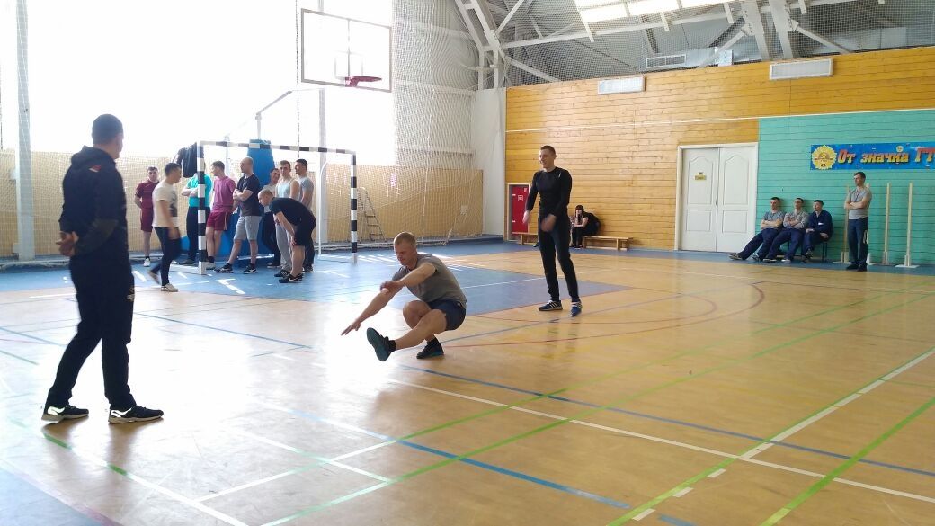 В универсальном зале СК «ОКЕАН» (г. Вилючинск) подводники гарнизона соревновались в корабельном пятиборье