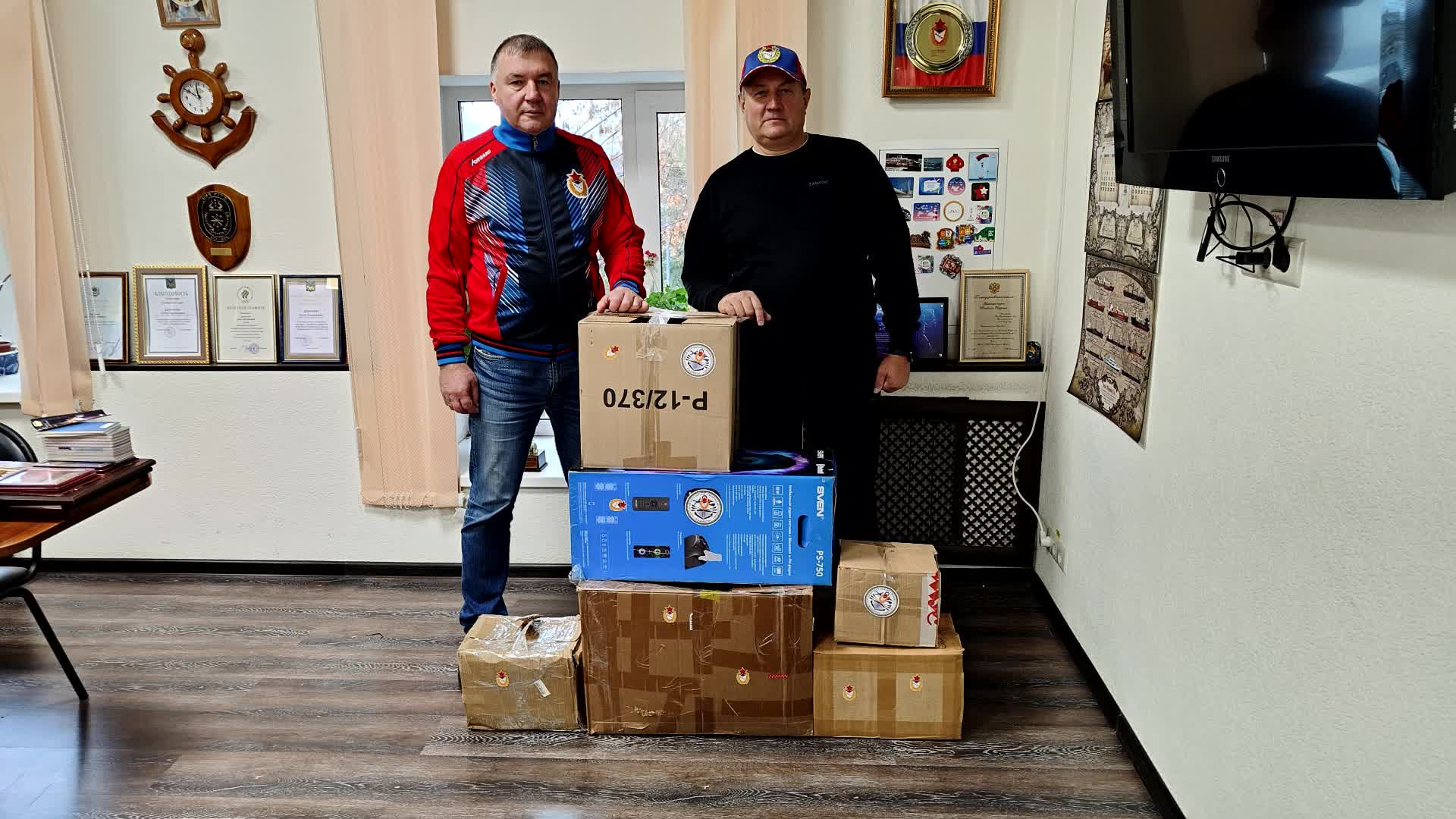 Сотрудники СЦМиФП (г. Владивосток) филиала ЦСКА/Хабаровск вместе с ветеранами спорта собрали гуманитарный груз для участников СВО