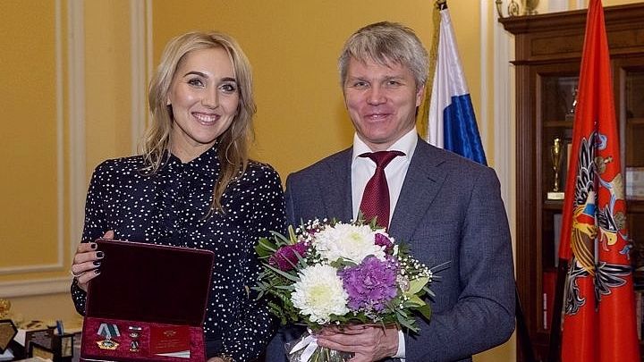 Министр спорта РФ Павел Колобков вручил орден Дружбы Елене Весниной (ЦСКА)