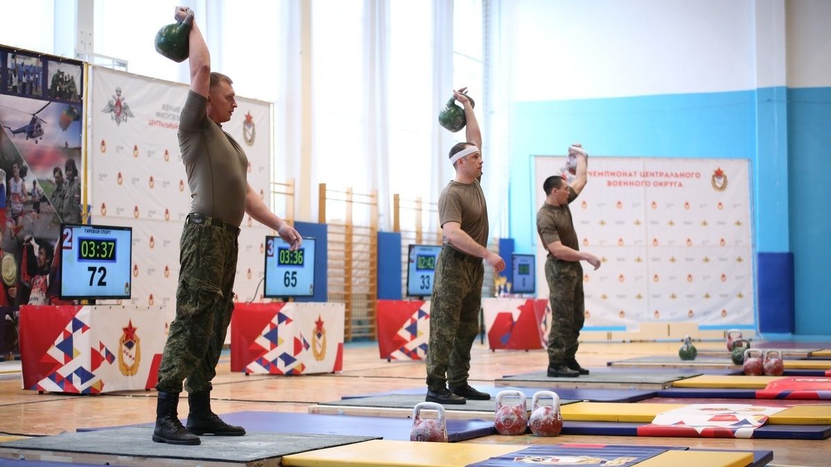 Самарский филиал ЦСКА провел чемпионат Центрального военного округа по армейскому гиревому рывку