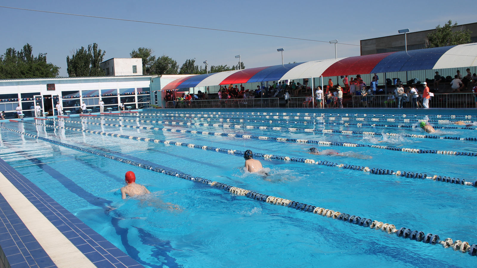 В спортивном центре ЦСКА (МиФП г. Астрахань) провели открытое Первенство по плаванию в честь Дня защиты детей