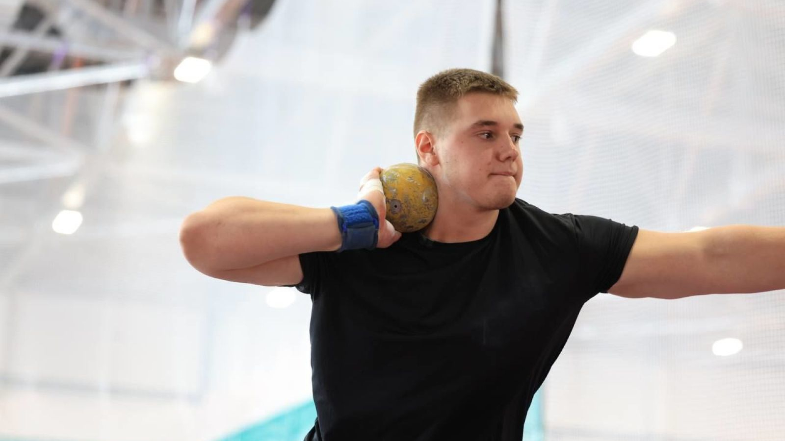 Армейские спортсмены взяли два золота в толкании ядра