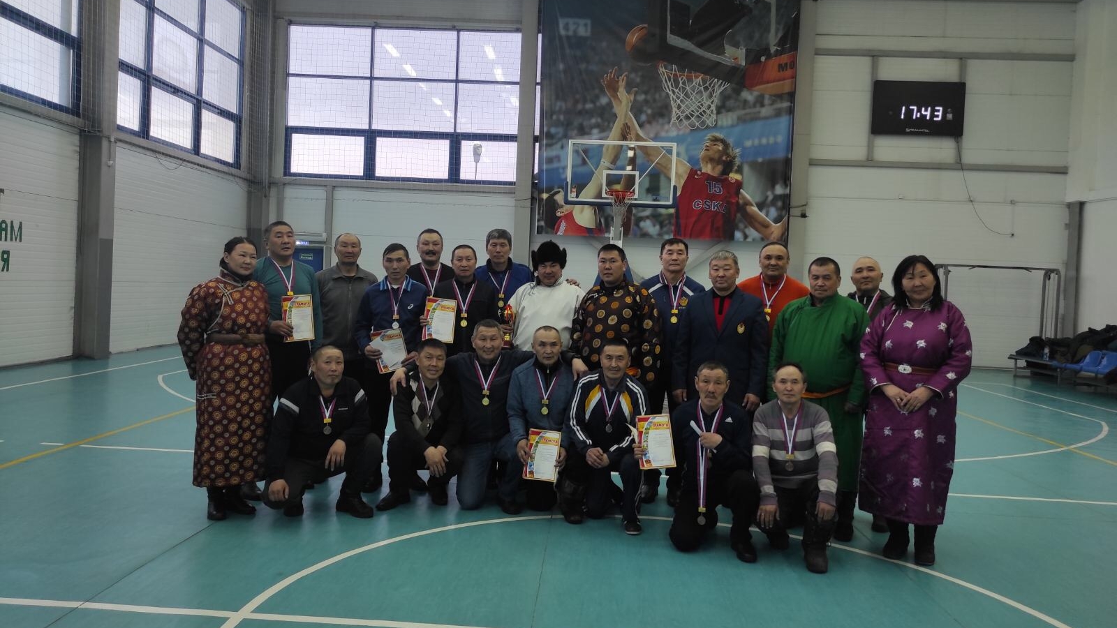 В ФОК г. Чадан ЦСКА/Самара прошли соревнования по баскетболу среди ветеранов-любителей спорта в честь празднования Шагаа