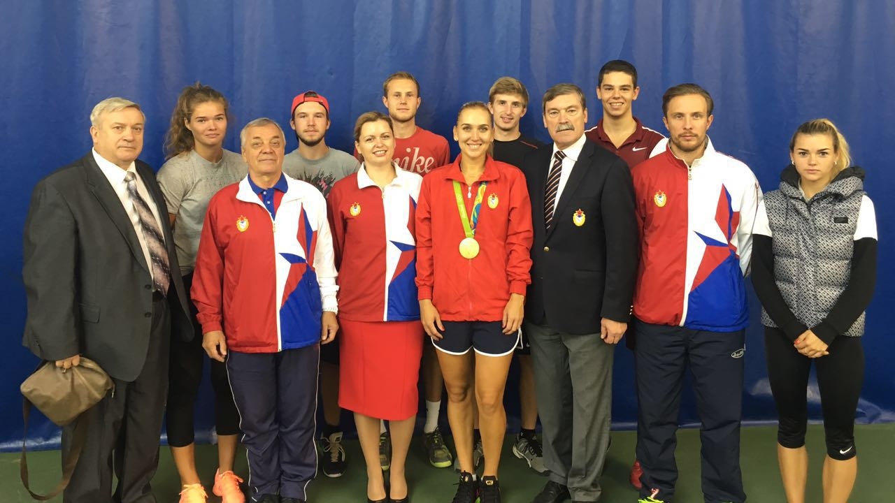 Олимпийская чемпионка ЦСКА Елена Веснина посетила теннисную школу армейского клуба