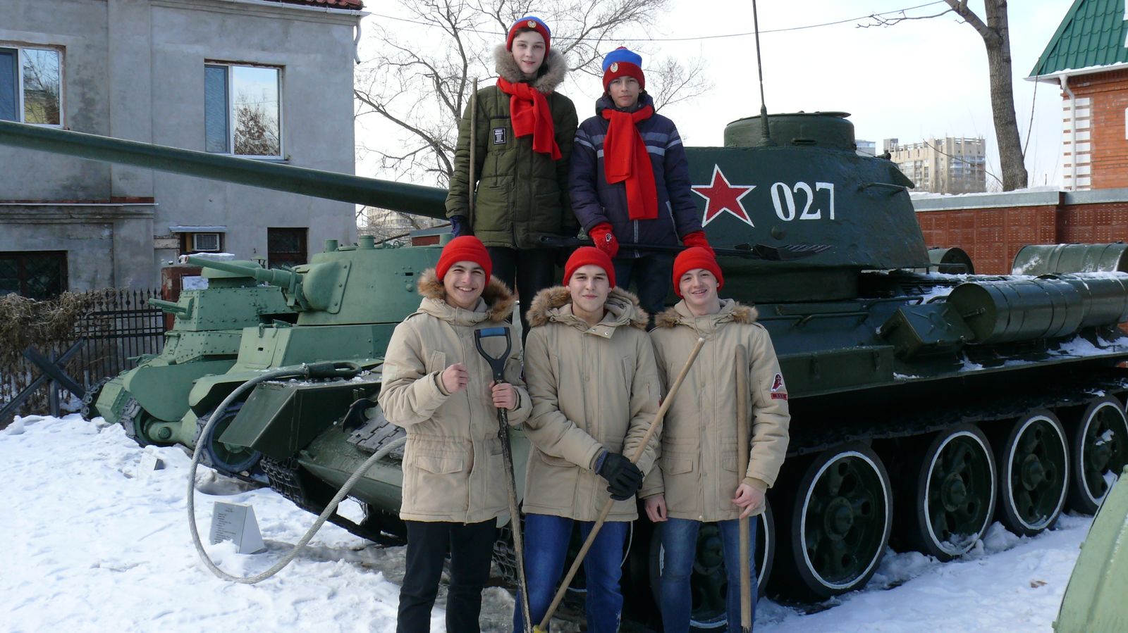 В День добрых дел юнармейцы СКА/Хабаровск провели акцию в Военно-историческом музее Восточного военного округа по уборке снега с бронетехники