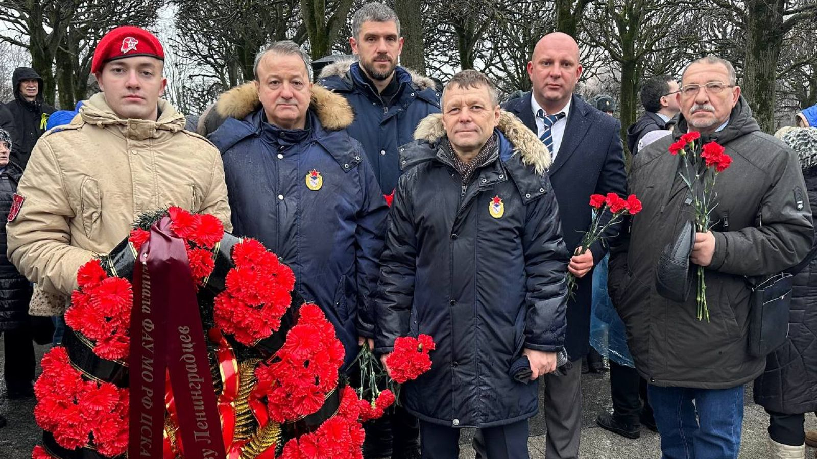 ПРЕДСТАВИТЕЛИ ФИЛИАЛА ЦСКА (СКА Г. САНКТ-ПЕТЕРБУРГ) ПОЧТИЛИ ПАМЯТЬ ГЕРОИЧЕСКИХ ЗАЩИТНИКОВ И ЖИТЕЛЕЙ БЛОКАДНОГО ЛЕНИНГРАДА НА ПИСКАРЕВСКОМ МЕМОРИАЛЬНОМ КЛАДБИЩЕ