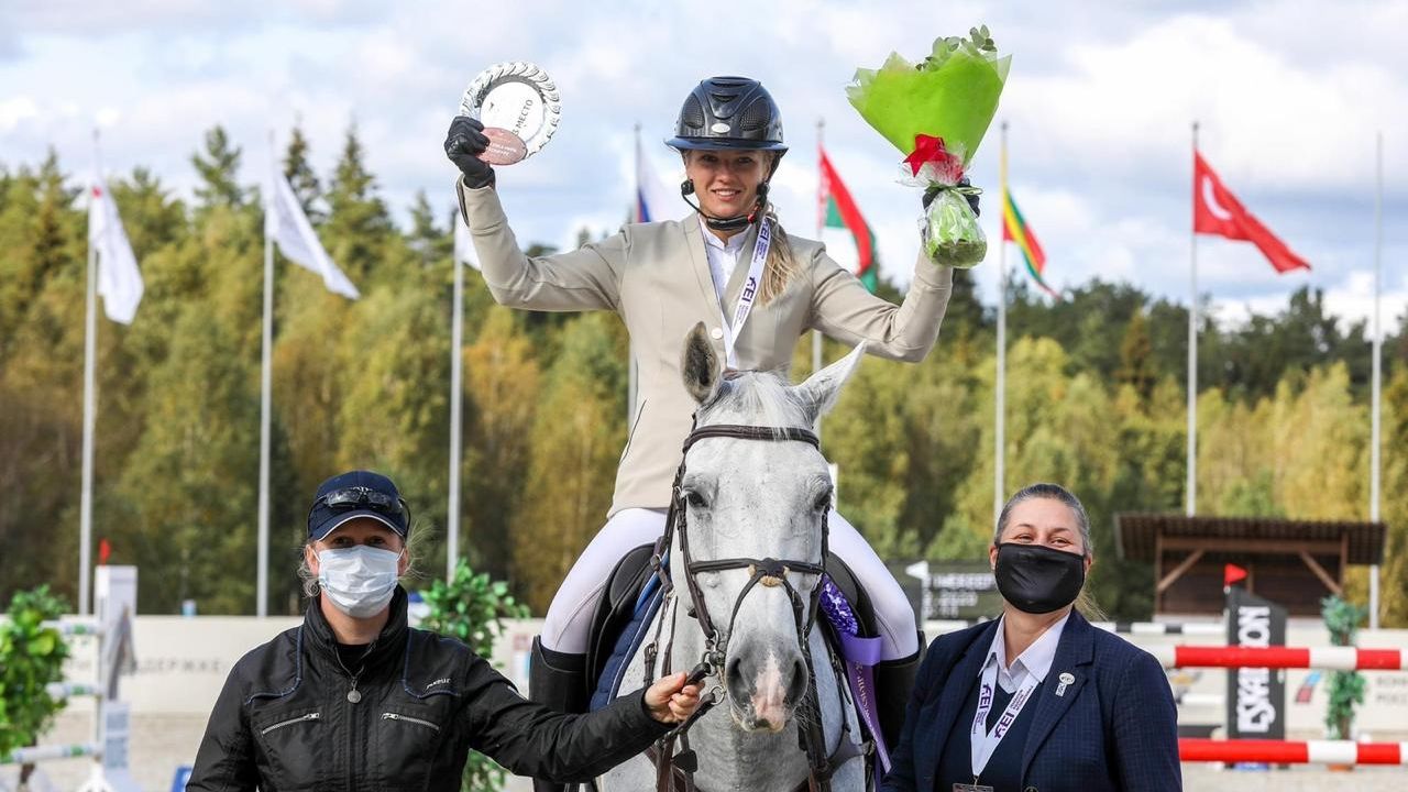 Победы армейской спортсменки Анастасии Щербаковой на втором этапе Кубка мира по конкуру