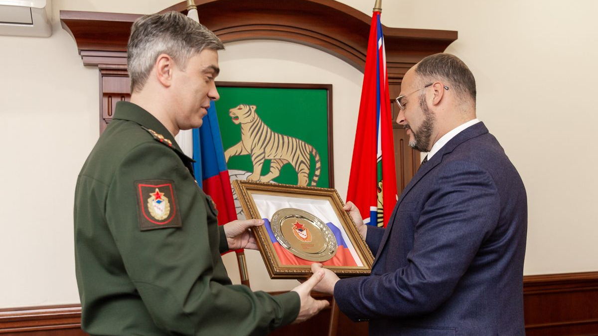 Начальник ЦСКА полковник Артем Громов провел во Владивостоке встречу с мэром города Константином Шестаковым