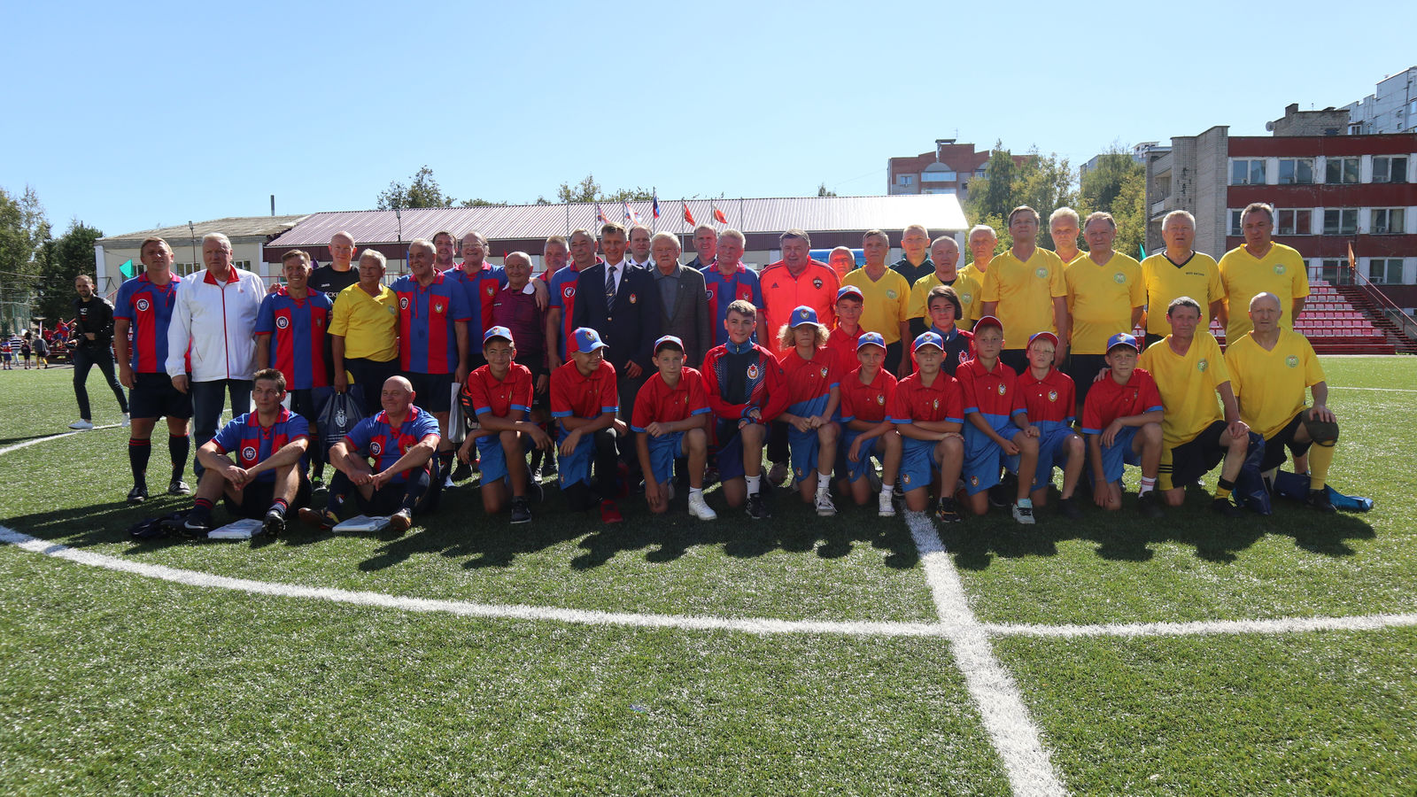 В смоленском филиале ЦСКА состоялся ретро-матч с участием ветеранов армейского футбола