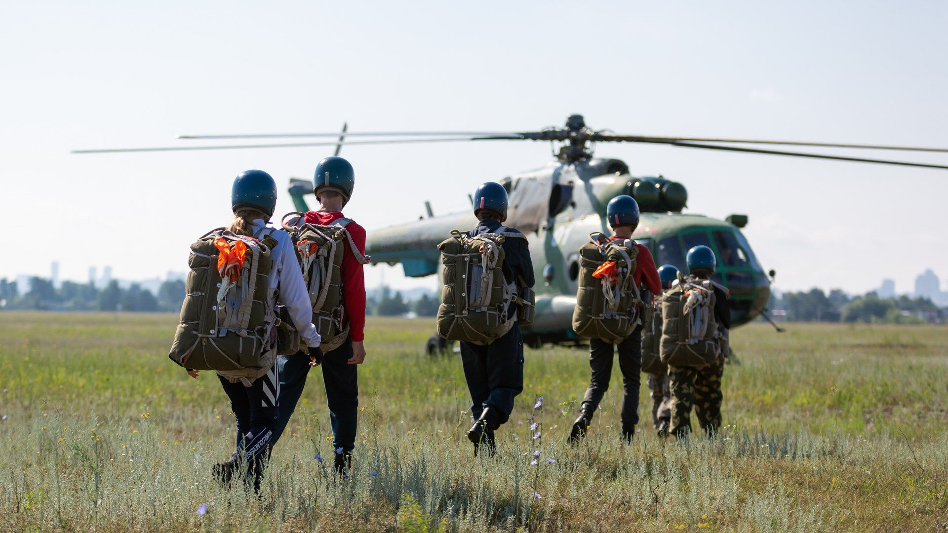 От нулевого уровня до уверенного выхода в небо. Воспитанники спортивной школы совершили седьмые по счету прыжки с парашютом на аэродроме «Кряж» ЦСКА/Самара