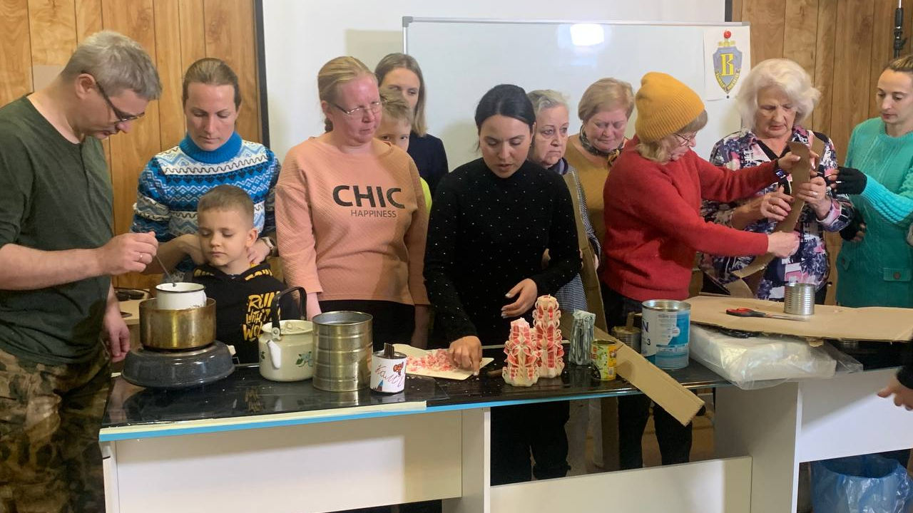Сотрудница СОК (г. Вилючинск) филиала ЦСКА/Хабаровск Маргарита Мазепа провела мастер-класс по изготовлению окопных свечей