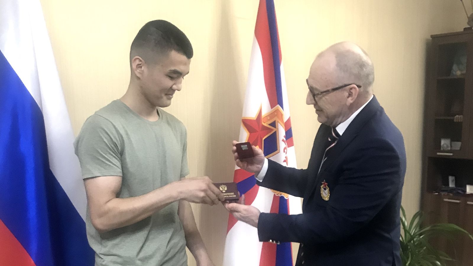 Начальник филиала ЦСКА/Хабаровск Александр Смиренников вручил удостоверение и значок армейскому боксеру Шохмухаммаду Азизову