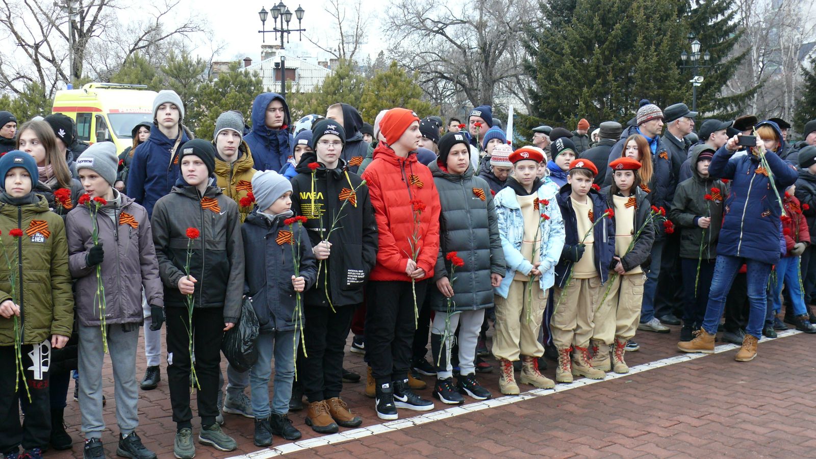 Юнармейцы филиала ЦСКА/Хабаровск приняли участие в возложении цветов к Вечному огню вместе с участниками автопробега Владивосток – Берлин