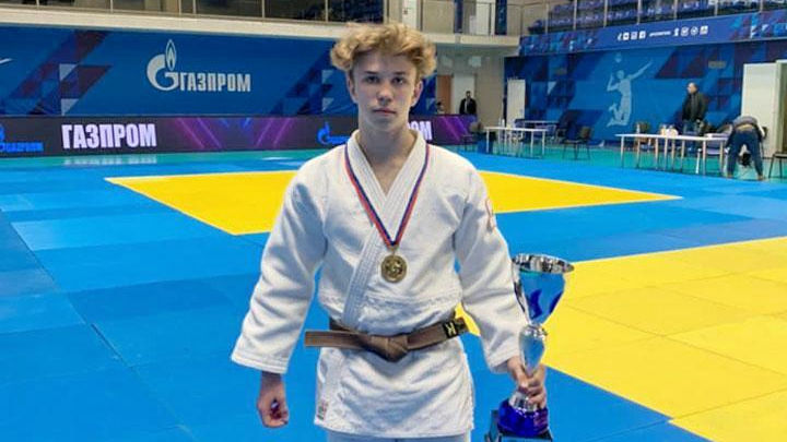 «Иппон» и четыре удушающих. Воспитанник спортшколы г. Абакан ЦСКА/Самара Олег Генералов провел пять блестящих встреч на татами и выиграл командное «золото» на юношеском турнире по дзюдо памяти В.Я. Петрова