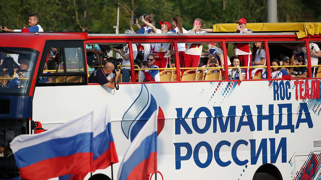 Российским олимпийцам устроили чествование на Васильевском спуске в Москве