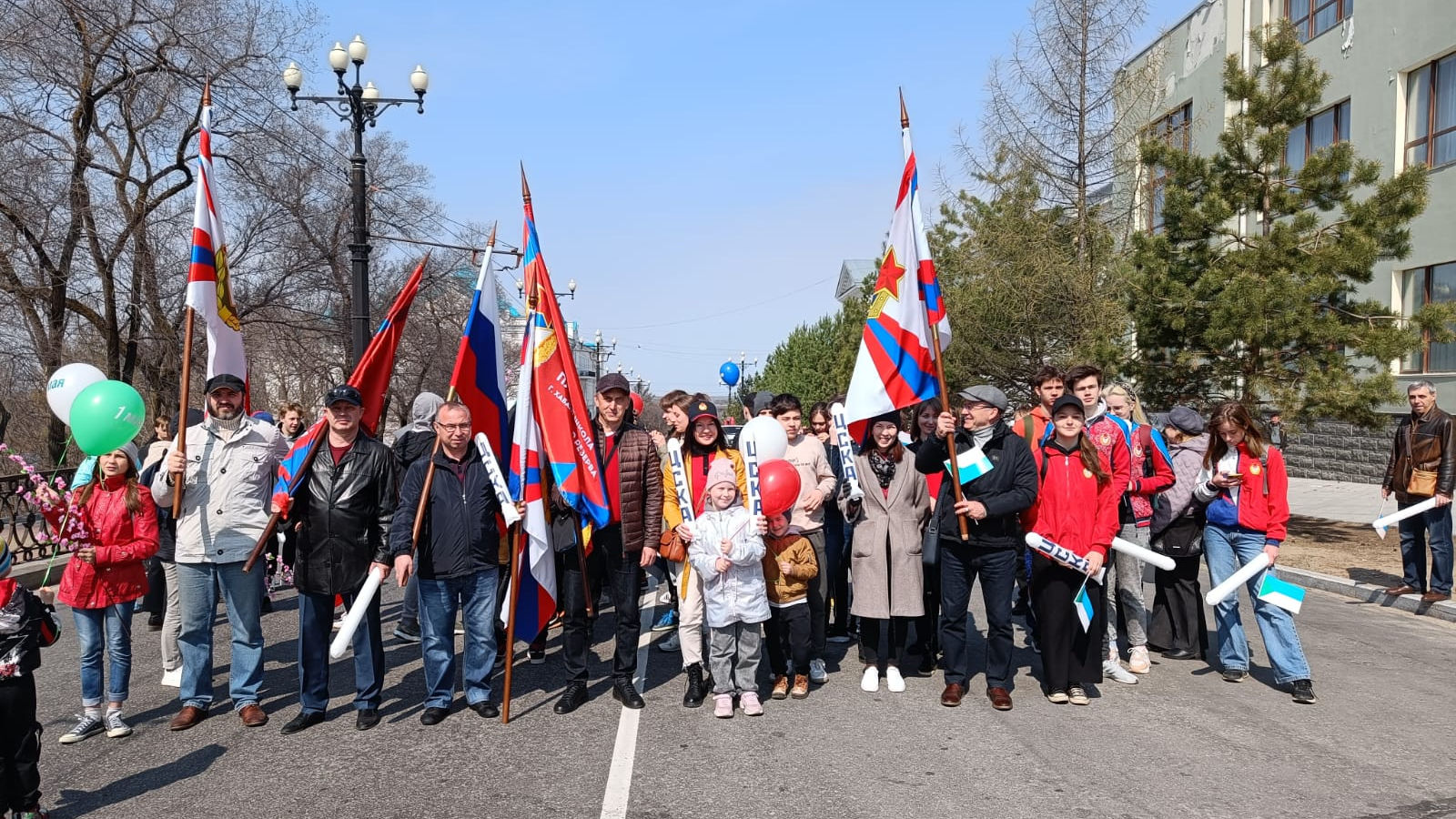 На первомайскую демонстрацию в Хабаровске вышли сотрудники спортсмены и тренеры филиала ЦСКА/Хабаровск