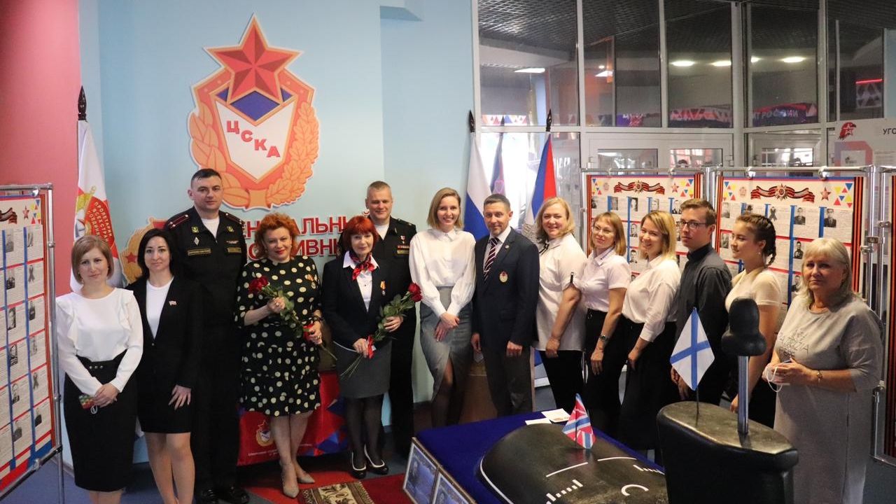 Награды сотрудницам СОК (г. Вилючинск) филиала ЦСКА/Хабаровск вручил Герой России контр-адмирал Валерий Варфоломеев