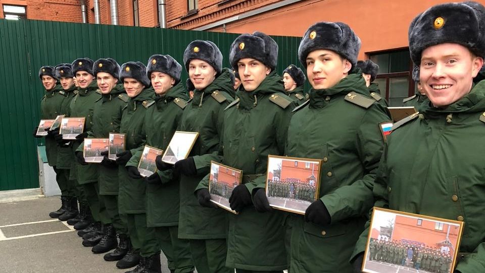 В санкт-петербургской спортивной роте ЦСКА прошло торжественное вручение новобранцам памятных подарков