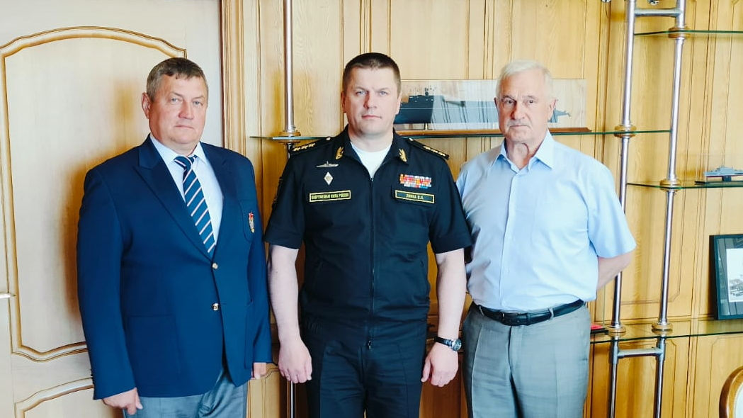 Начальник СЦМиФП (г. Владивосток) филиала ЦСКА/Хабаровск Олег Докучаев поздравил командующего ТОФ адмирала Виктора Лиину с юбилеем