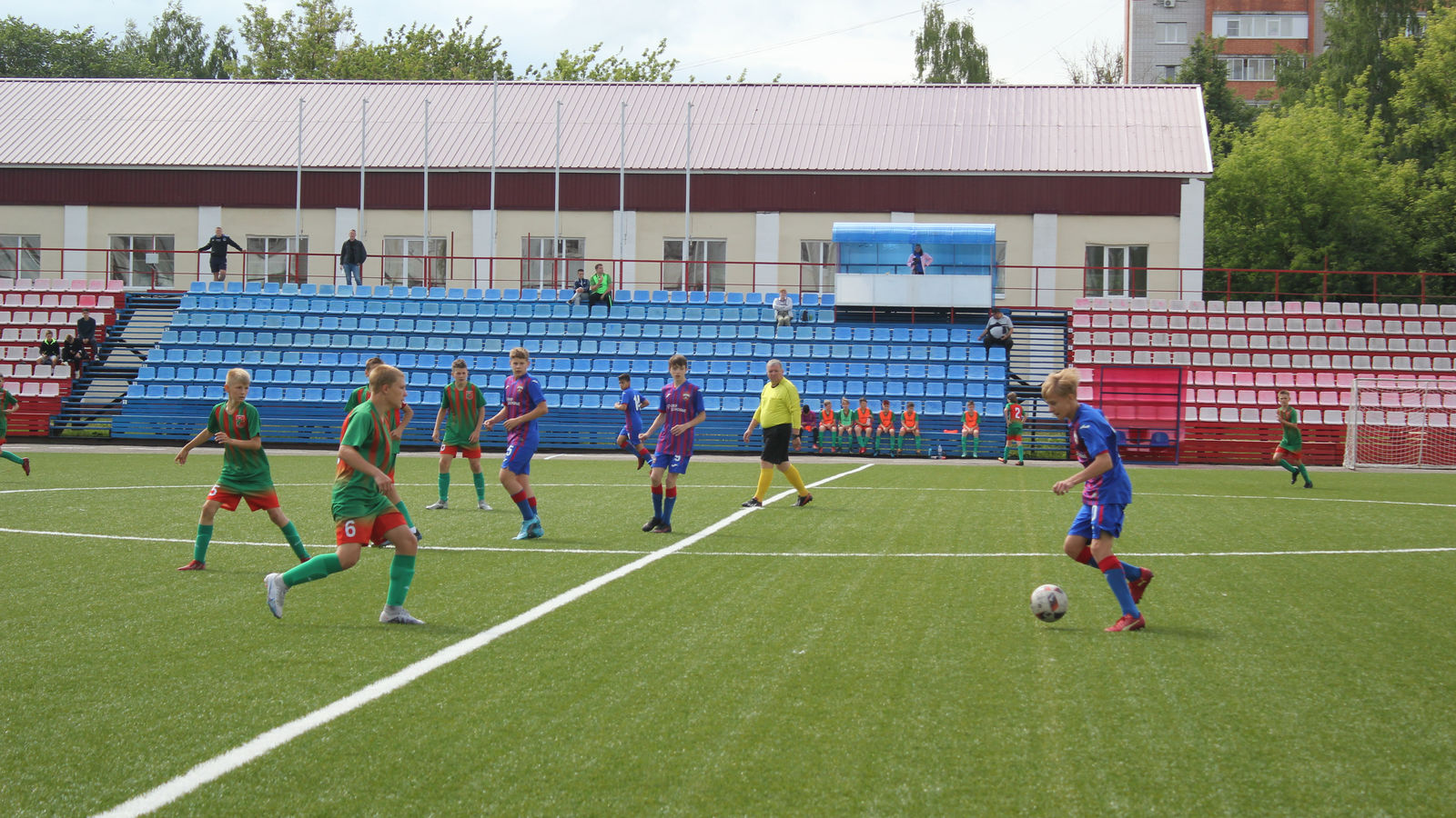 Армейские футболисты продолжают борьбу за лидерство в Первенстве Смоленской области