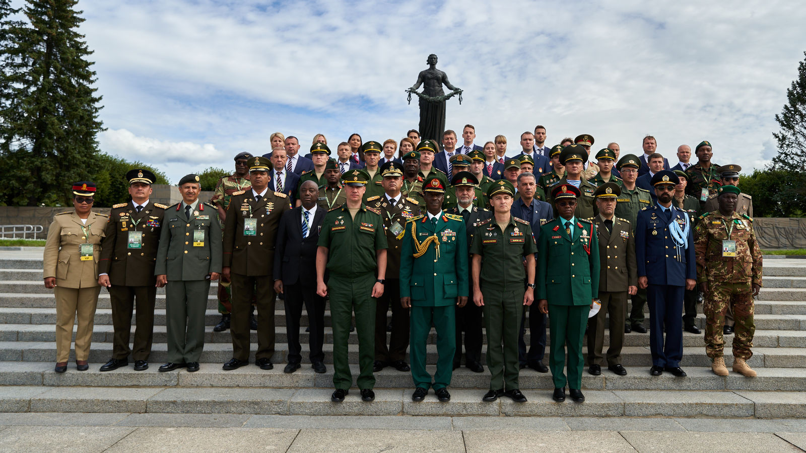 Представители CISM главы делегаций III Всемирных курсантских игр и представители ЦСКА возложили цветы на Пискаревском мемориальном кладбище