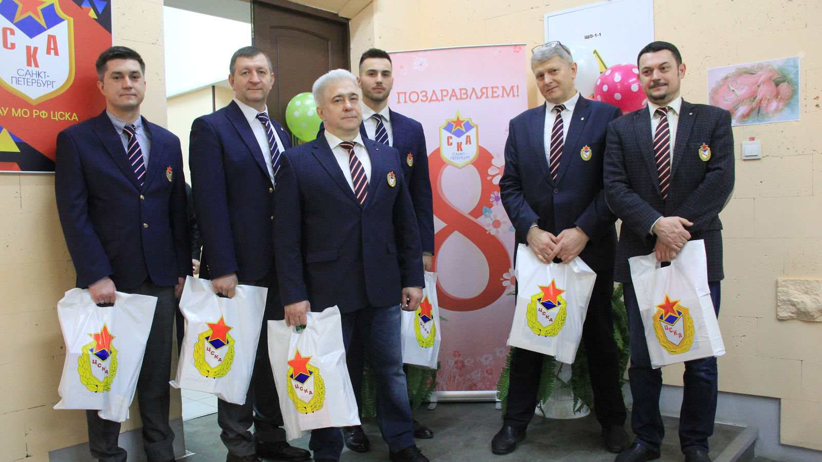В филиале ЦСКА г. Санкт-Петербург мужчины поздравили девушек с Международным женским днем