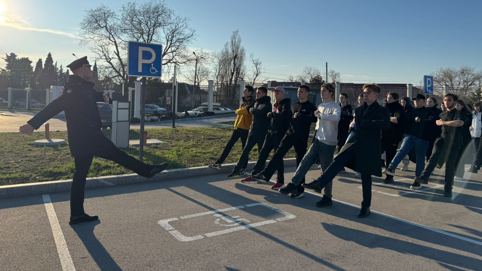 НАВЫКИ СТРОЕВОГО ШАГА ОТТАЧИВАЮТ ЮНАРМЕЙЦЫ ПОД РУКОВОДСТВОМ КОМАНДИРА ВЗВОДА СЕВАСТОПОЛЬСКОЙ СПОРТРОТЫ