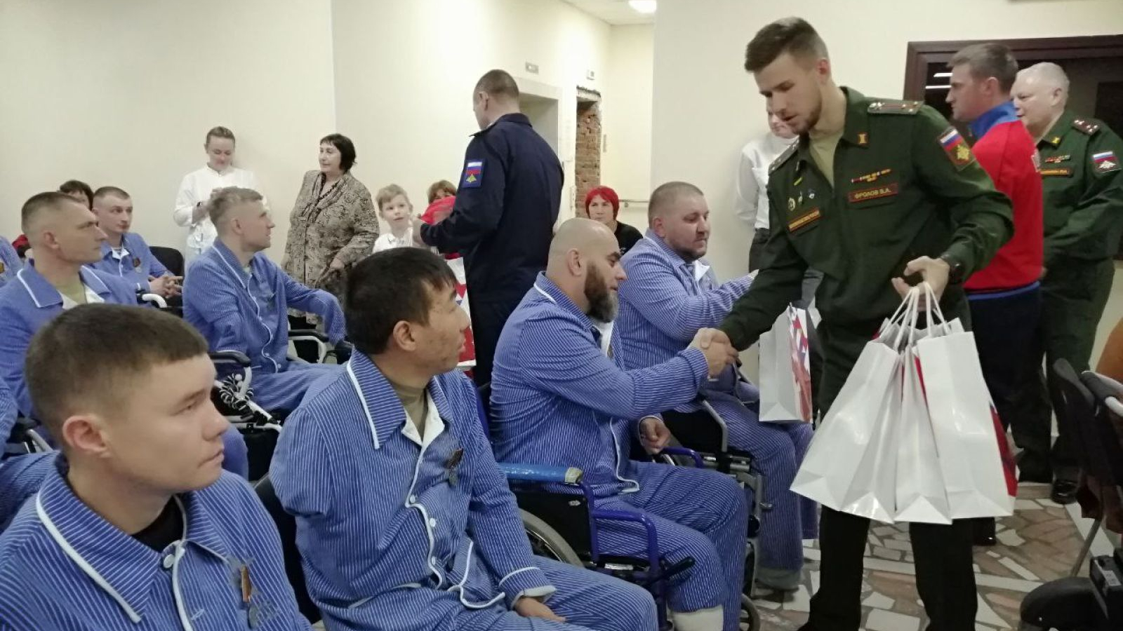 Представители ЦСКА побывали в военном госпитале