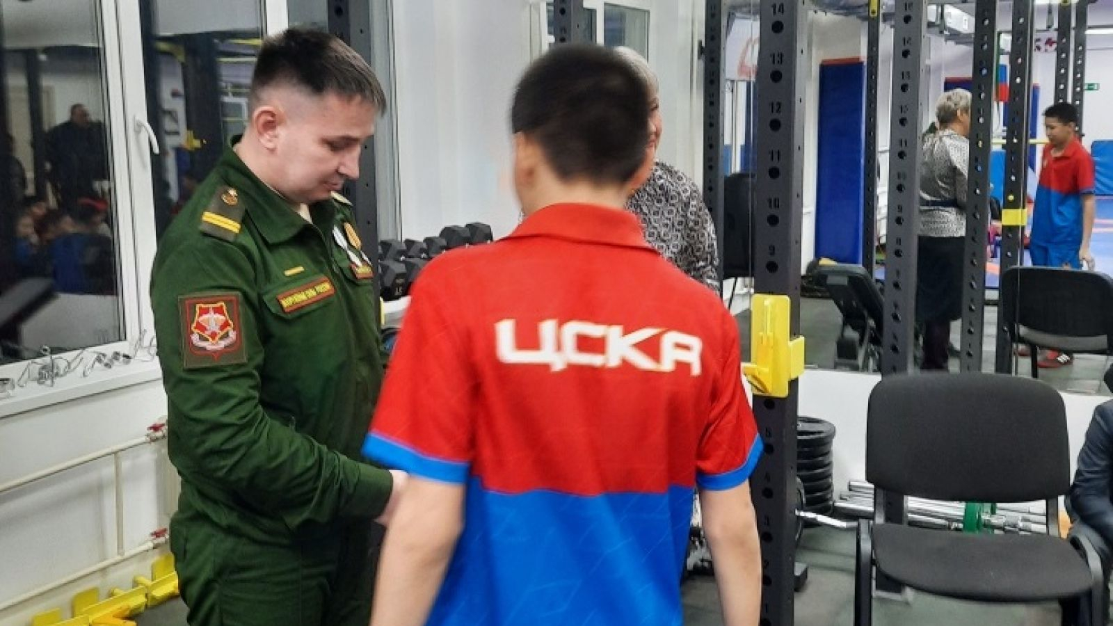 Сотрудники спорткомплекса (г. Иркутск) хабаровского филиала ЦСКА поздравили с наступающим праздником участников СВО