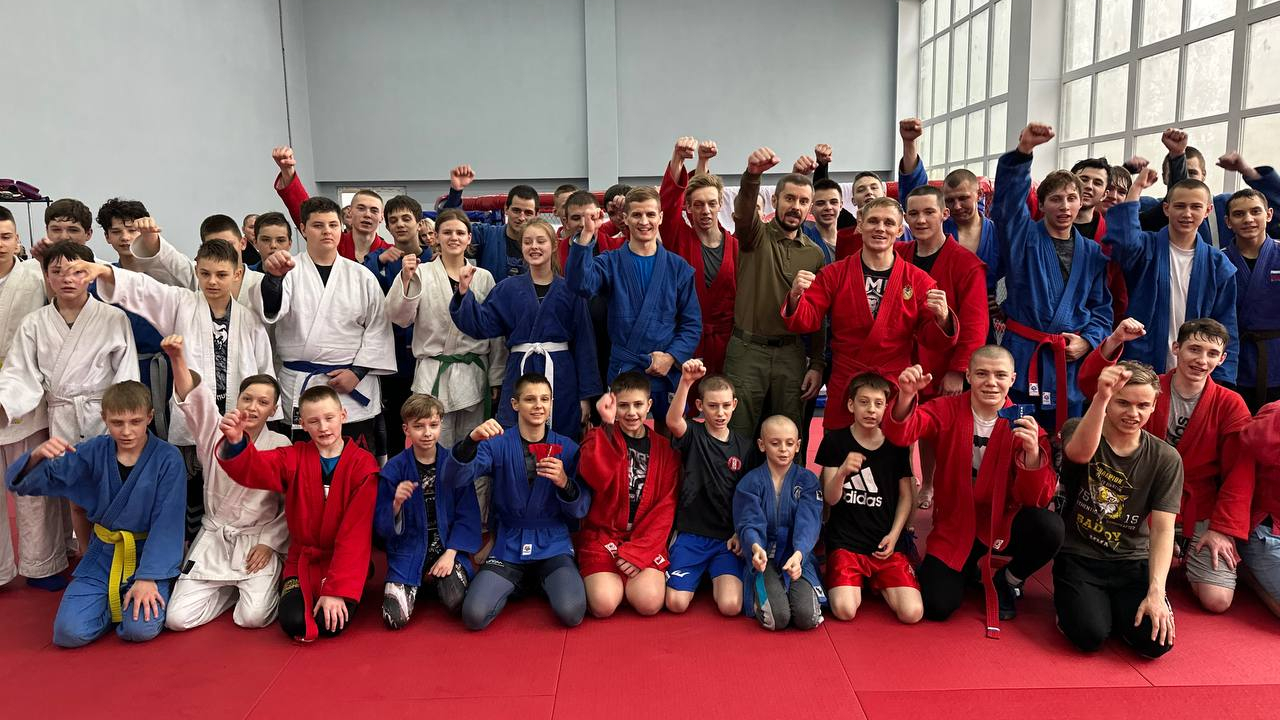 Чемпион мира и Европы по боевому самбо Федор Дурыманов провел серию мастер-классов на территории ДНР