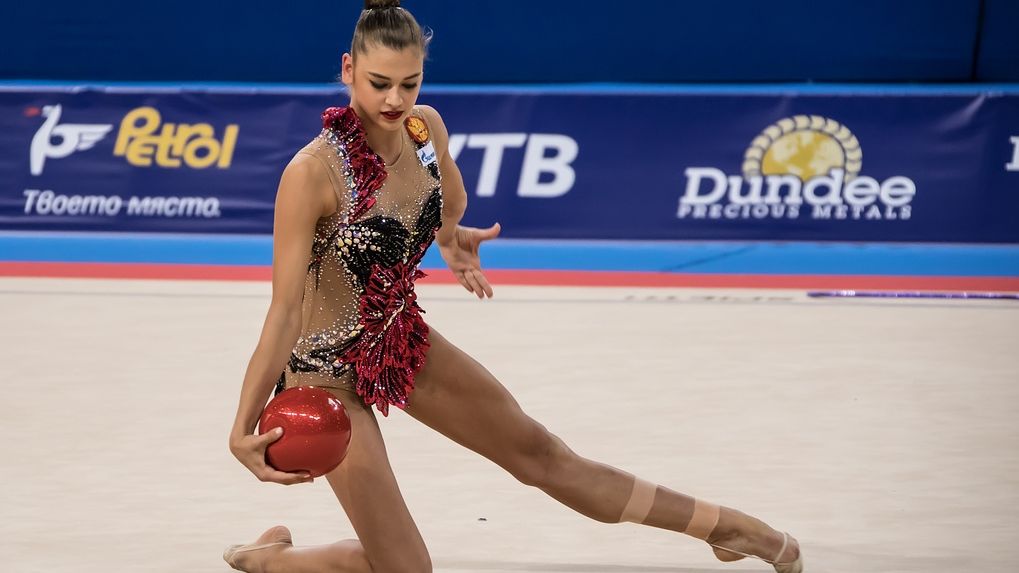 Армейская гимнастка Александра Солдатова - лучшая в квалификации по итогам первого дня чемпионата мира по художественной гимнастике