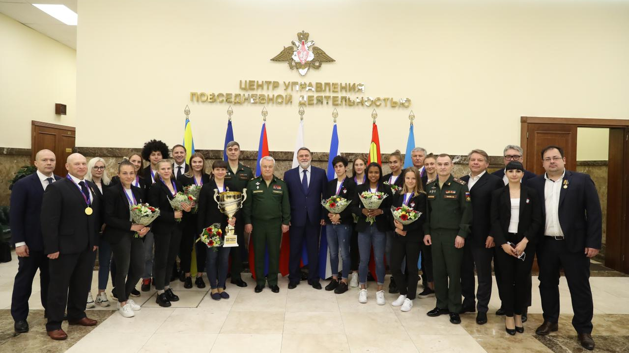 Заместитель Министра обороны Николай Панков вручил чемпионский кубок женской команде регби-клуба ЦСКА