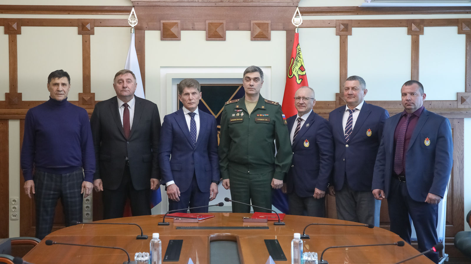 Начальник ЦСКА полковник Артем Громов и губернатор Приморского края Олег Кожемяко подписали соглашение о сотрудничестве