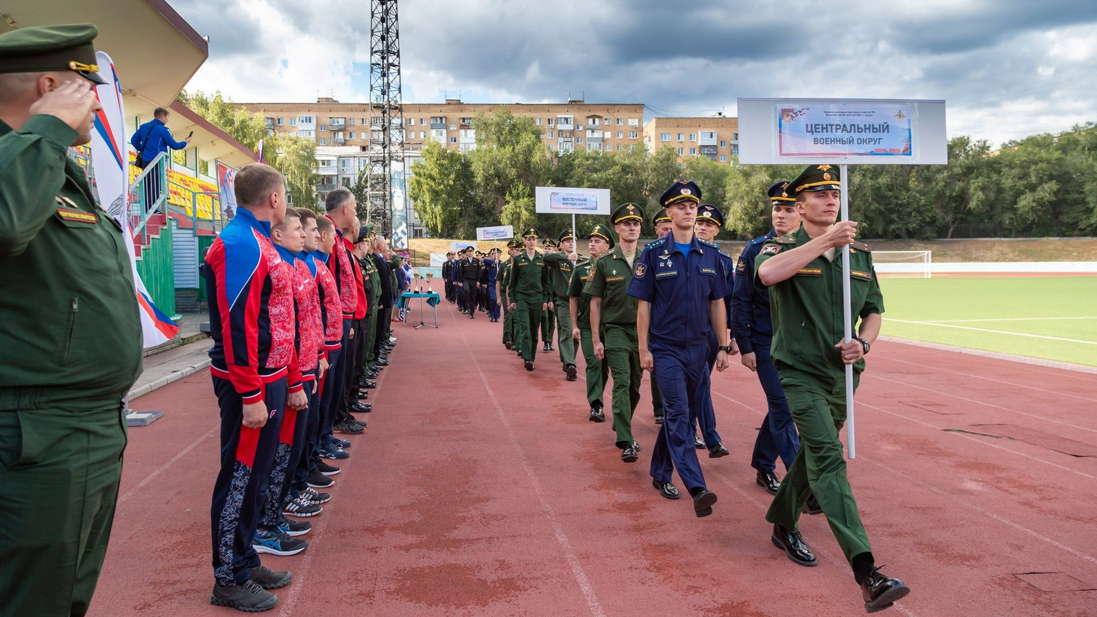 В Самаре открыли чемпионат Вооруженных Сил РФ по офицерскому троеборью и отметили юных парашютистов спортшколы ЦСКА/Самара