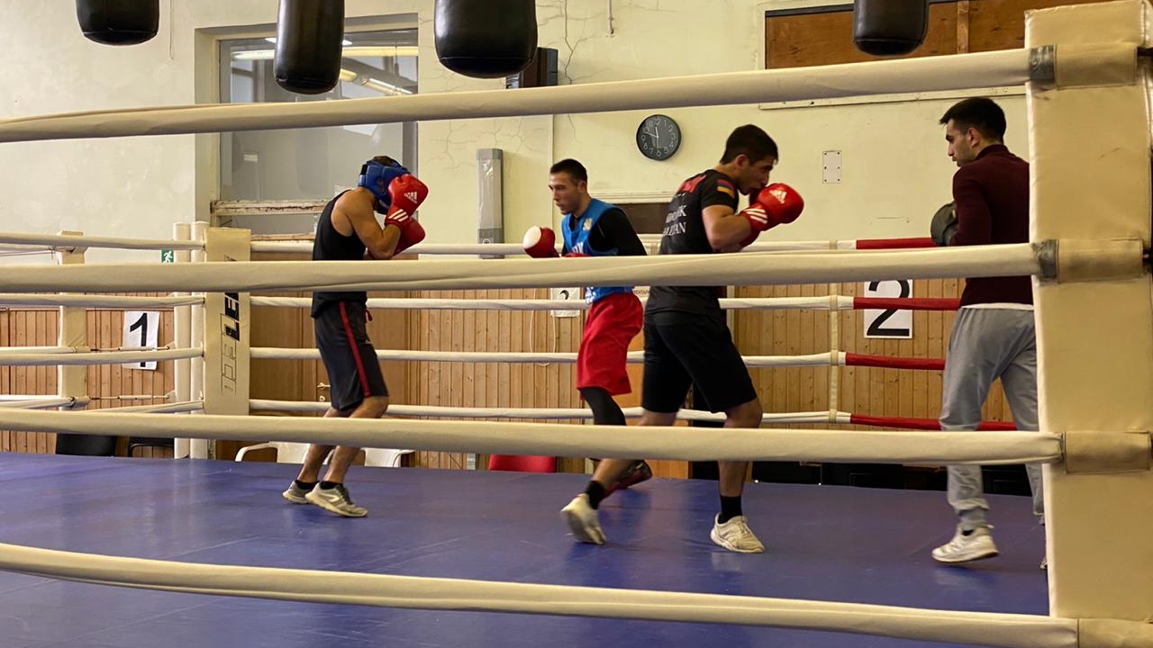Юные армейские боксеры и кикбоксеры готовятся к российским турнирам