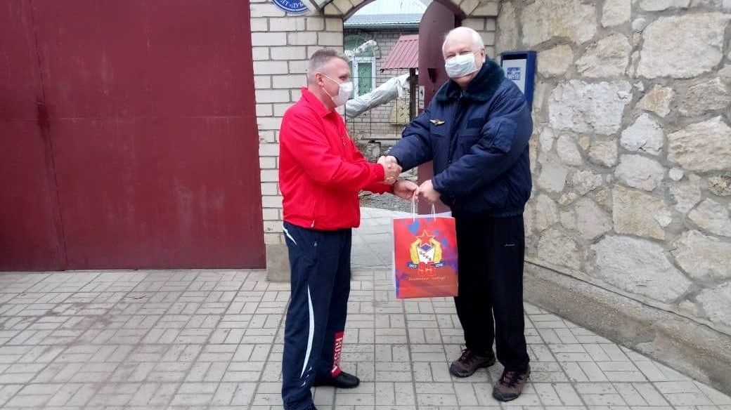 Хроника добрых дел: сотрудники ЦСКА/Самара продолжают навещать ветеранов армейского Клуба