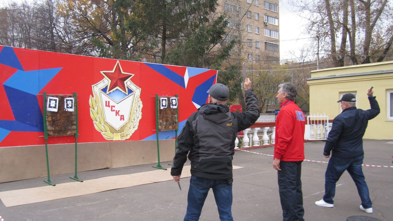 На Центральном Московском ипподроме прошел мастер-класс ЦСКА по метанию спортивных ножей и топоров