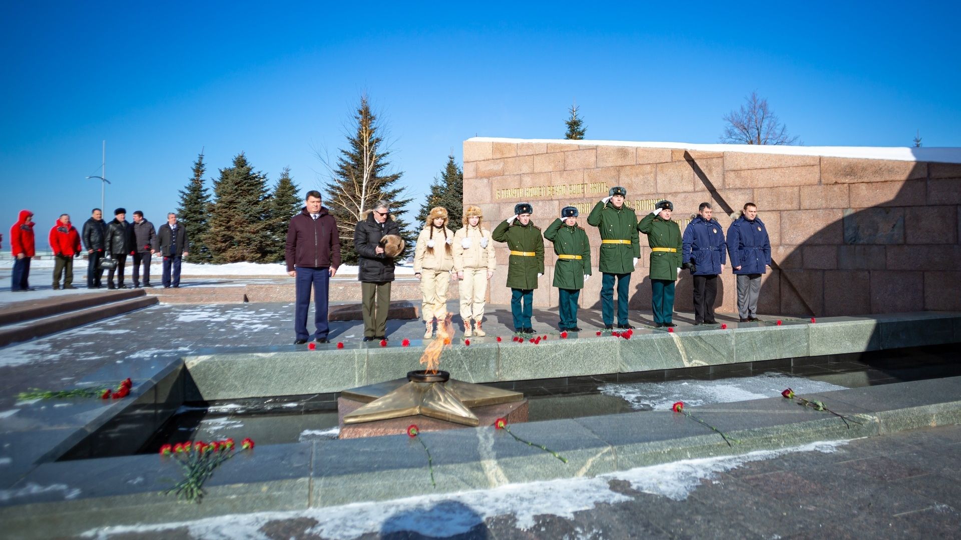 Представители ЦСКА/Самара вместе с юнармейцами возложили цветы к Вечному огню на площади Славы