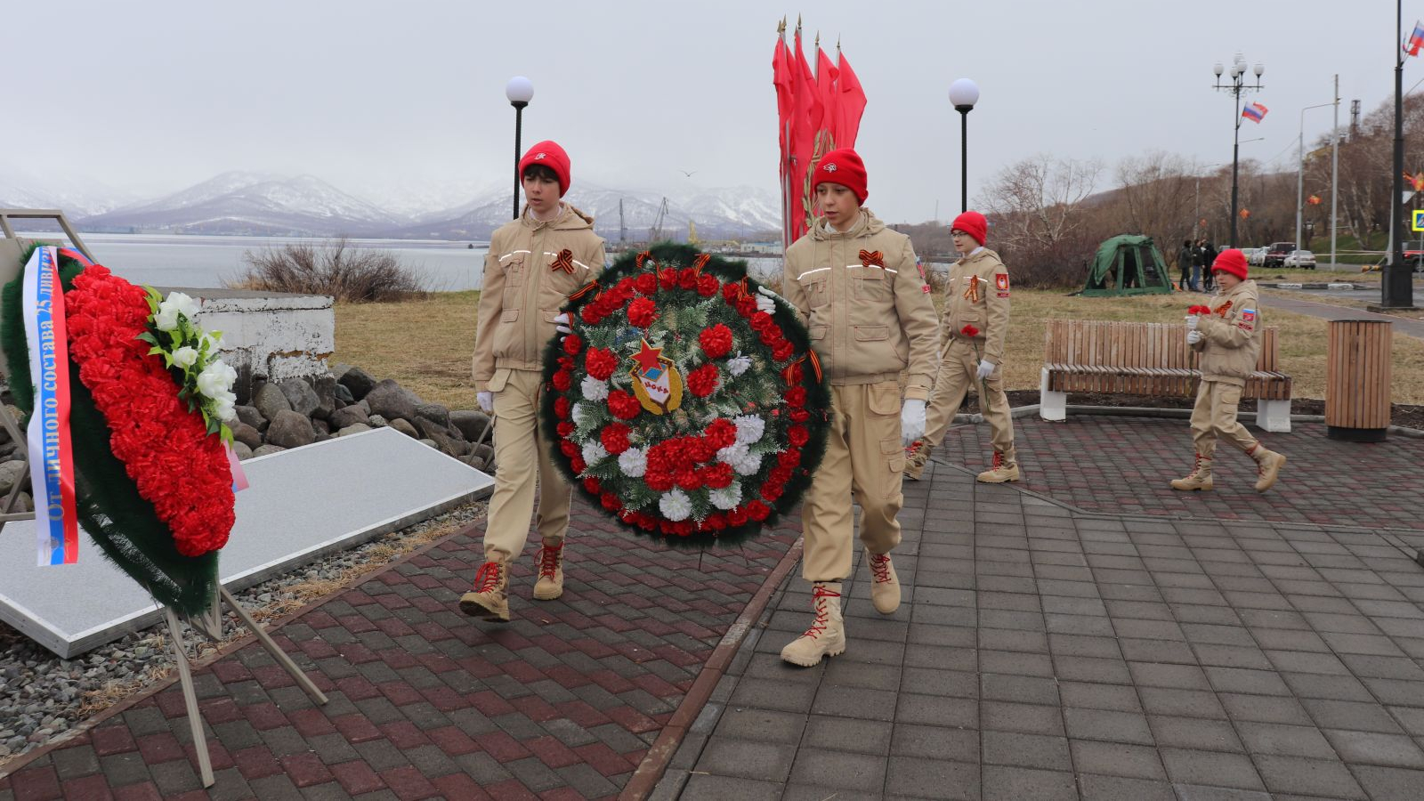 ЮНАРМЕЙЦЫ СПОРТКОМПЛЕКСА (Г. ВИЛЮЧИНСК) ХАБАРОВСКОГО ФИЛИАЛА ЦСКА ПРИНЯЛИ УЧАСТИЕ В ВОЗЛОЖЕНИИ ВЕНКОВ